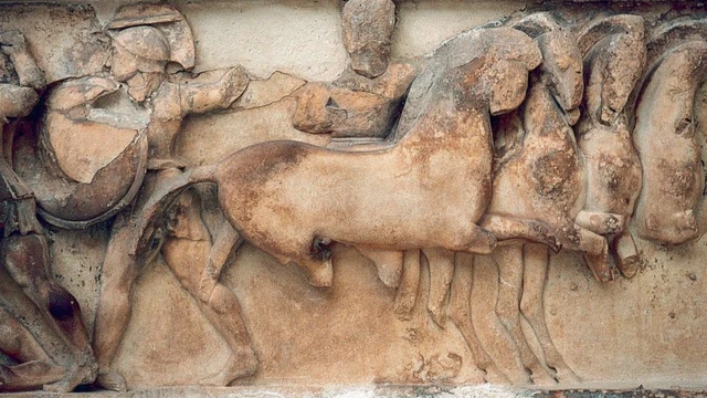530 AV. bas-relief représentant une scène de la guerre de Troie. Ajax et Achille combattant Énée et Memnon. Musée archéologique, Delphes, Grèce.