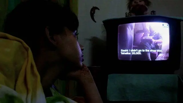 টেলিভিশনের সামনে বাংলাদেশি এক ছাত্রী (ফাইল চিত্র)