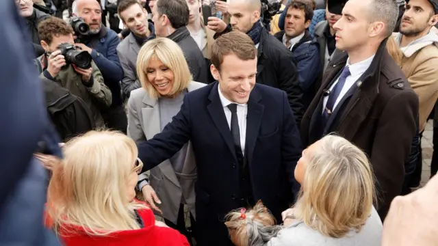 马克龙夫妇在勒图凯—巴黎—普拉日一处投票站外与支持者聊天（23/4/2017）
