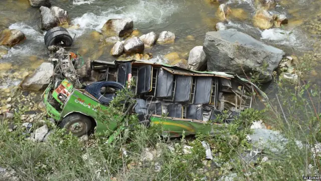 ਹਾਦਸੇ ਤੋਂ ਅਗਲੀ ਸਵੇਰੇ ਬੱਸ ਇਸ ਹਾਲਤ ਵਿੱਚ ਨਜ਼ਰ ਆਈ।