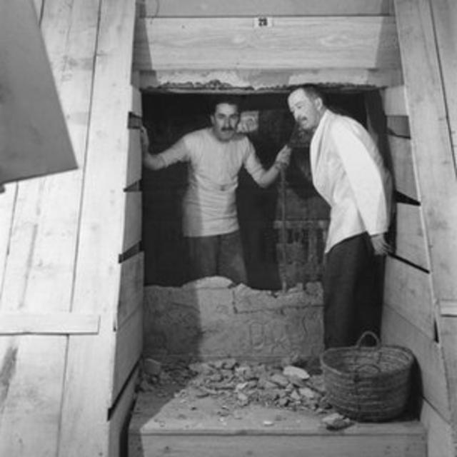 Burton montou suas fotos para torná-las o mais dramáticas possível; tiradadouze premier roulettefevereirodouze premier roulette1923, esta imagem é uma das únicas duas mostrando Carter (à esquerda) e lord Carnarvon juntos na tumba