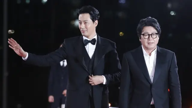 2021년 최고의 흥행작 '모가디슈' 주역들배우 조인성, 김윤석(오른쪽)