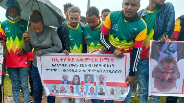 Gareen olompikii Itoophiyaa yeroo Tookiyoodhaa biyya galu namoonni muraasni buufata xiyyaaraatti koree olompikii Itoophiyaa komiin irratti ka'aa ture mormeera