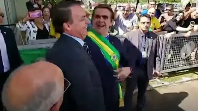 Bolsonaro ao lado do humorista Carioca, que tentou distribuir bananas a jornalistasjogo de azar lotofrente ao Palácio da Alvorada