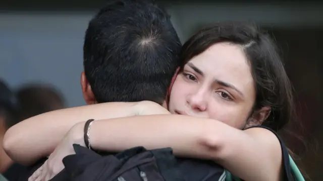 Allegados de las víctimas se abrazan en La Habana.