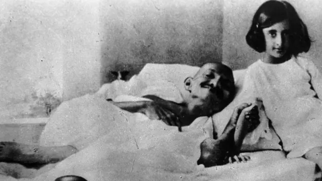 نوعمر اندرا گاندھی مہاتما گاندھی کے پلنگ کے سرہانے بیٹھی ہیں