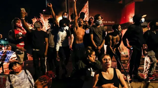 Протестуючі біля поліцейської дільниці в Міннеаполісі, штат Міннесота, після смерті Джорджа Флойда, 28 травня 2020 року