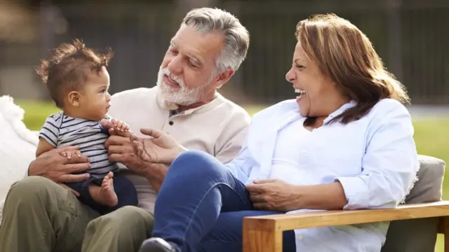 Bebé con abuelos