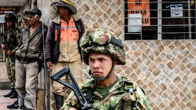 Miembro del ejército durante controles en Antioquía.