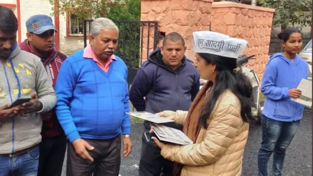 नई दिल्ली में आम आदमी पार्टी का प्रचार करती सुनीता केजरीवाल