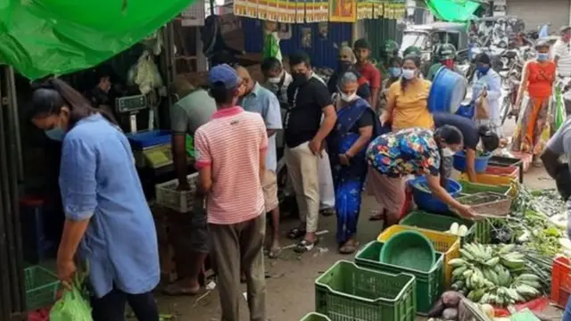 කඩ වීදියක ජනතාව