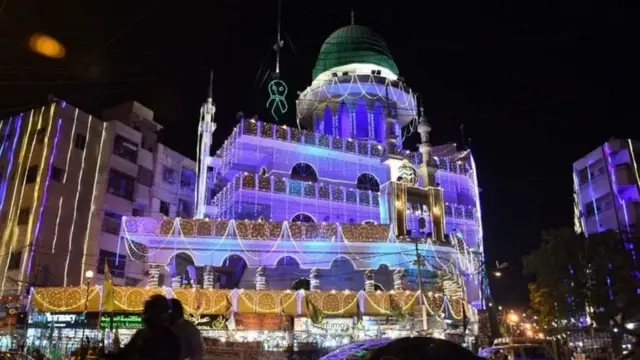 Isku diyaarinta xuska mowliidka ee magaalada Karachi Pakistan