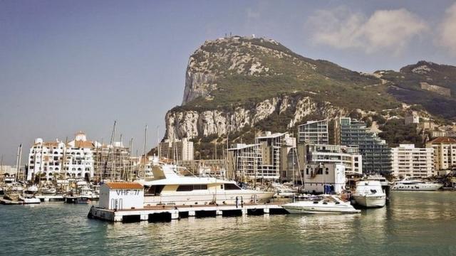 Vista de la marina frente a el peñón de Gibraltar.