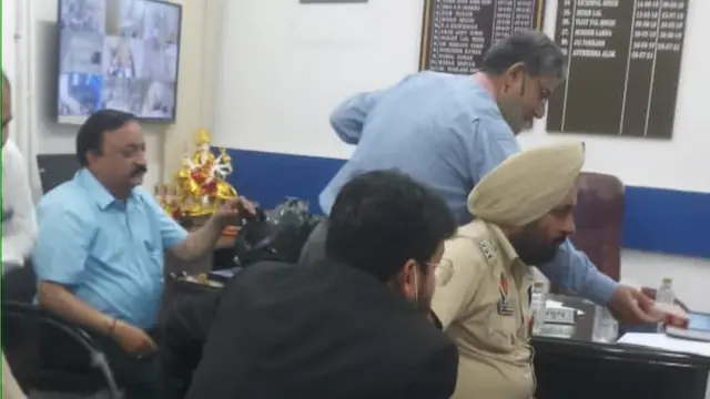 जनकपुरी थाने में पंजाब पुलिस की टीम