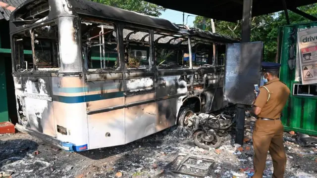 இலங்கையில் ஜனாதிபதி வீட்டின் முன் நள்ளிரவில் வெடித்த வன்முறை