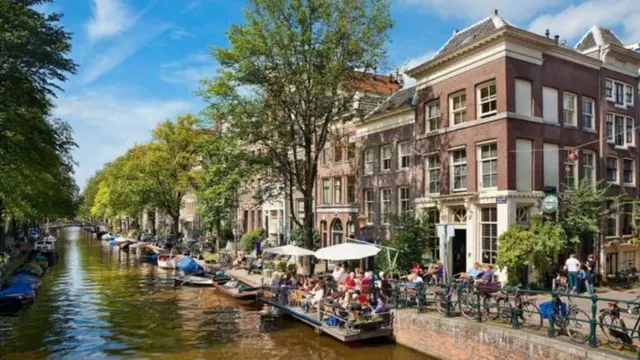 Chưa đầy một triệu người sống ở Amsterdam thế mà 18 triệu người đã đến thăm thành phố này vào năm ngoái (Ảnh: John Kellerman / Alamy)