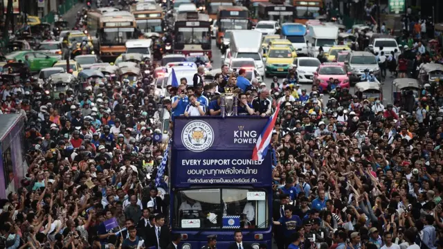 ขบวนพาเหรดแห่รถบัสฉลองการเป็นแชมป์ถ้วยพรีเมียร์ลีกของเลสเตอร์ ซิตี้