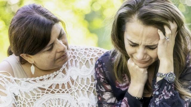 Mujer consolando a otra