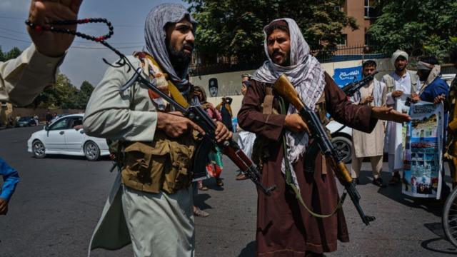 Los combatientes talibanes se movilizan para controlar una multitud en Kabul el jueves 19 de agosto de 2021.