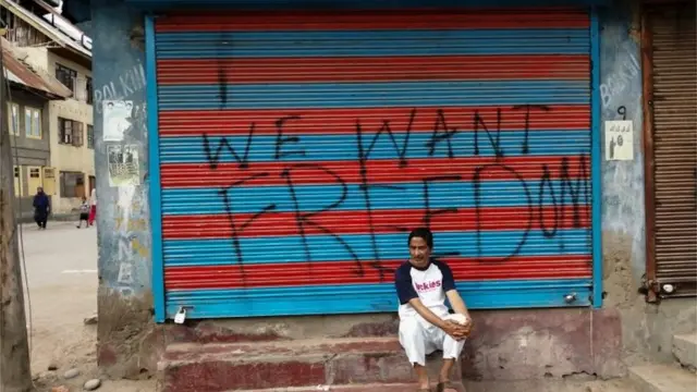 श्रीनगर में बंद दुकान