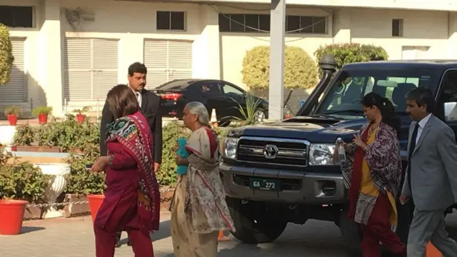 ஜாதவ் குடும்பத்தினருக்கு பாகிஸ்தான் சென்ற போது நடந்தது என்ன?