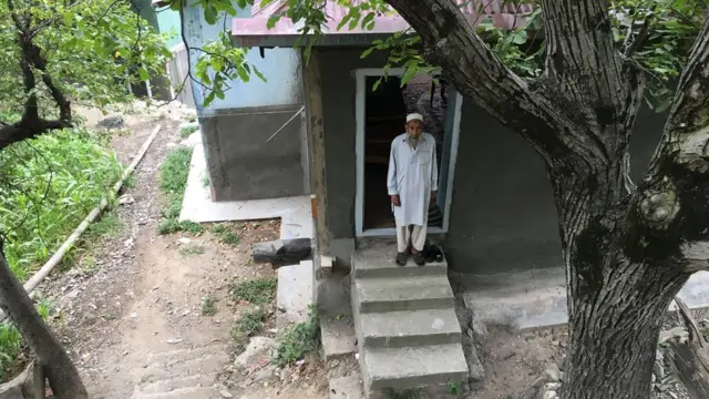 பதற்றம் மிகுந்த 1980-கள் மற்றும் 1990-களிலும் பட் ஊரை விட்டுப் போகவில்லை.