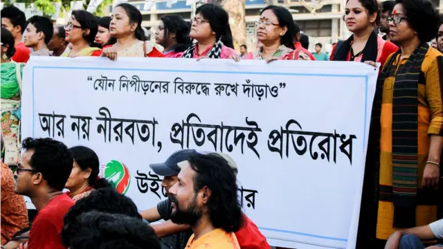 যৌননিপীড়নের প্রতিবাদে ক্যাম্পাসে বিক্ষোভ