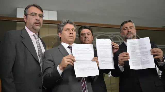 Deputados do PT apresentam documentos da denúncia que levaram à OEA