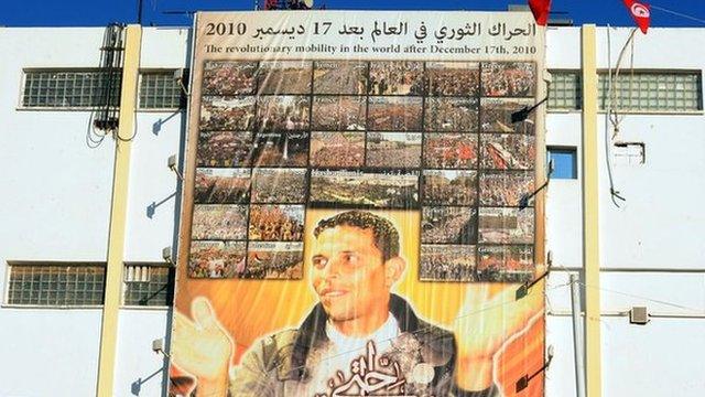 Cartaz homenageia o tunisiano Mohamed Bouazizi