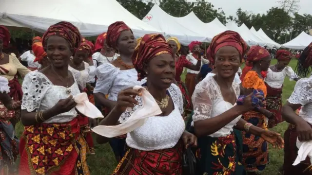 Ụmụnwaanyị na-agba egwu