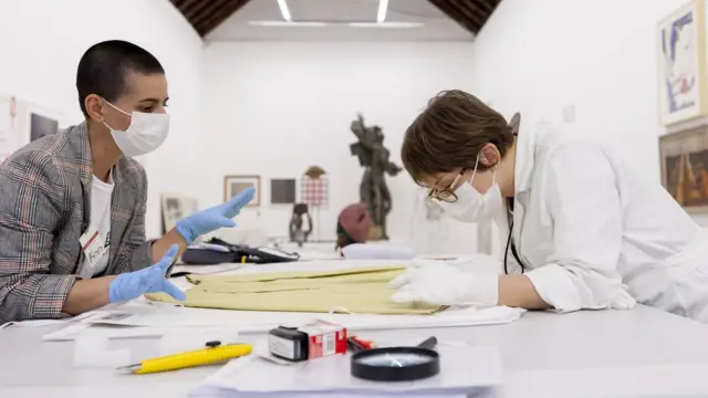 Montagem da exposição Queermuseu no Rio