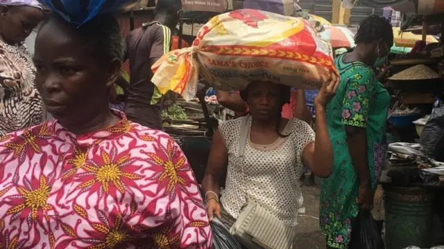 Pesin dey carry load for head