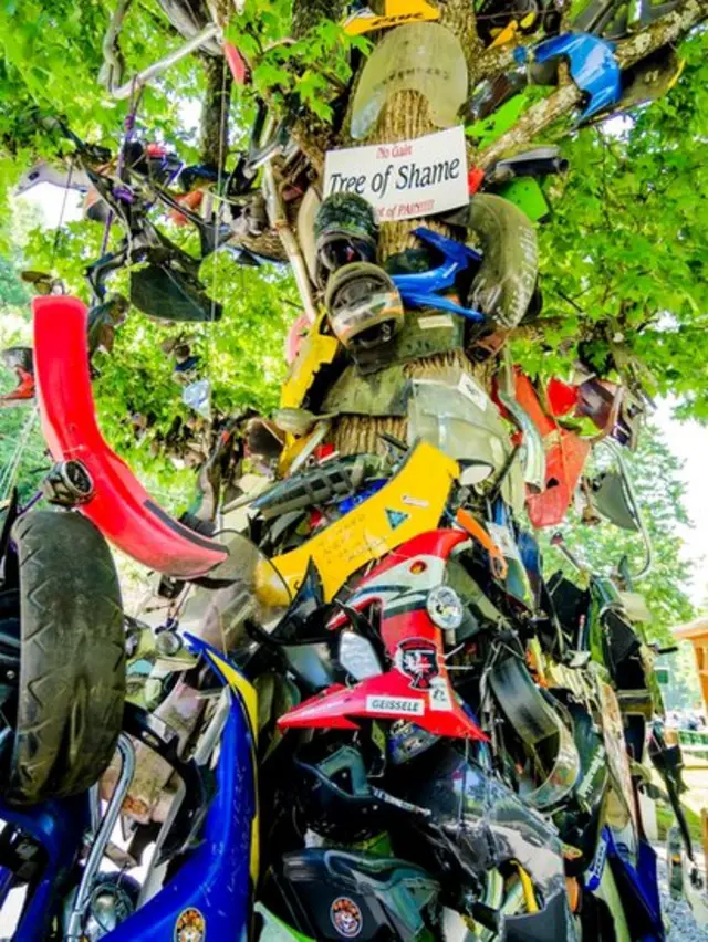 Придорожный памятник из разбитых мотоциклов и шлемов