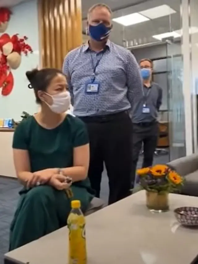 Phụ huynh học sinh liên quan đến vụ bạo lực live stream trên MXH khi đến trường quốc tế American Academy gặp giáo viên (Ảnh chụp màn hình).