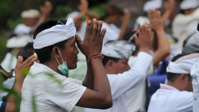 Balili Hindular, patlamaması için yanardağa karşı toplu dua etti.