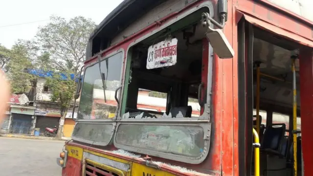 बस में तोड़फोड़