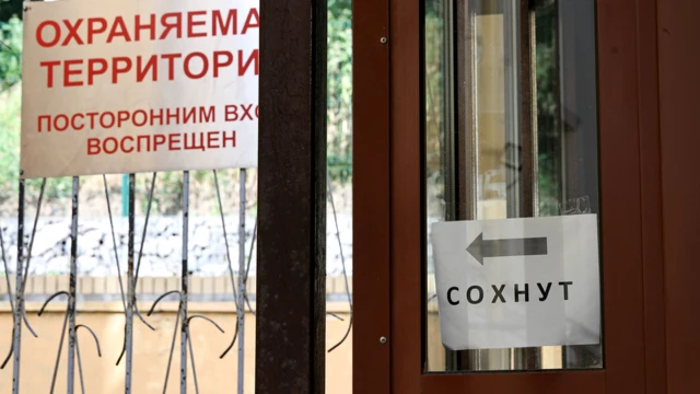 Указатель у здания Сохнут" в Большом Спасоглинищевском переулке, Москва