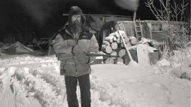 बर्फ के बीच खड़ा इंसान