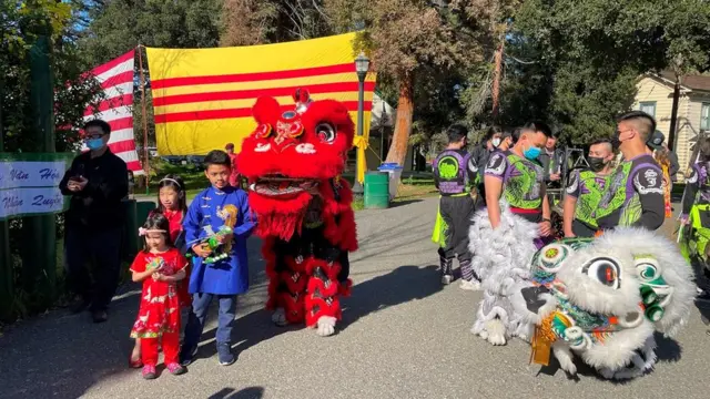 Đội múa lân trong hội chợ tết ở Kelly Historical Park, San Jose