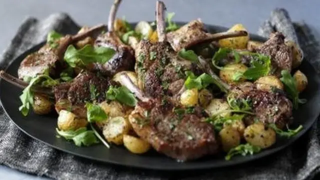 طبق من اللحم مع بعض الخضراوات