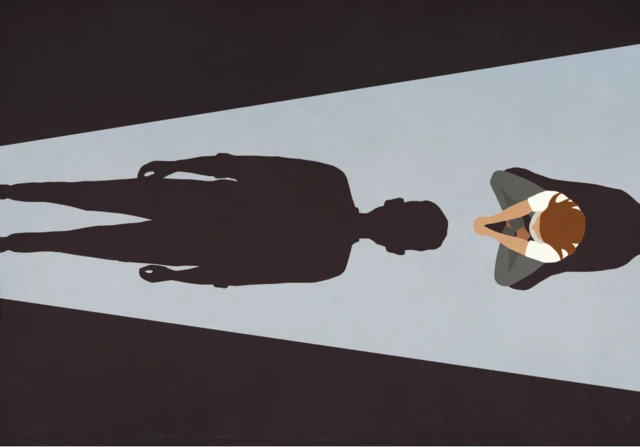 Sombra de un hombre y una persona sentada