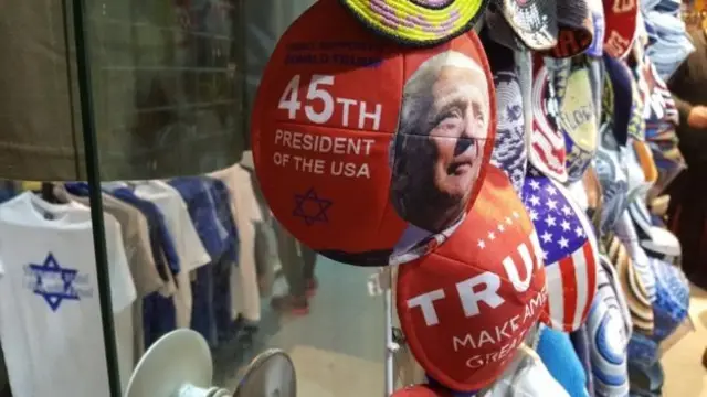 Mũ chỏm của người Do Thái in khẩu hiệu ủng hộTrump được bày bán ở Jerusalem.