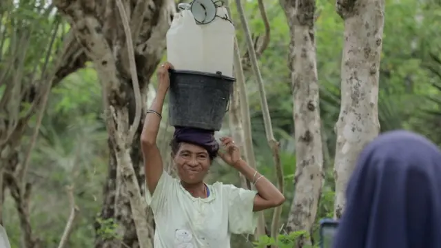 Seorang ibu di Desa Poli, NTT, mengaku berjalan jauh untuk mendapatkan satu jeriken air.