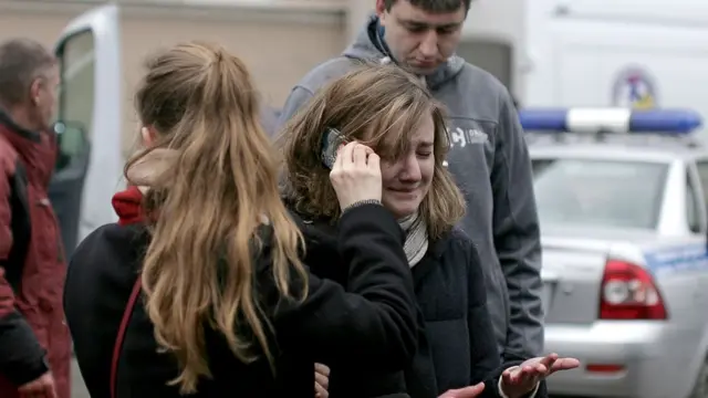 Женщина, плача, разговаривает по телефону у станции метро "Технологический институт" в Питере