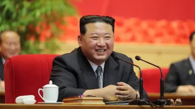 활짝 웃고 있는 김정은 북한 국무위원장