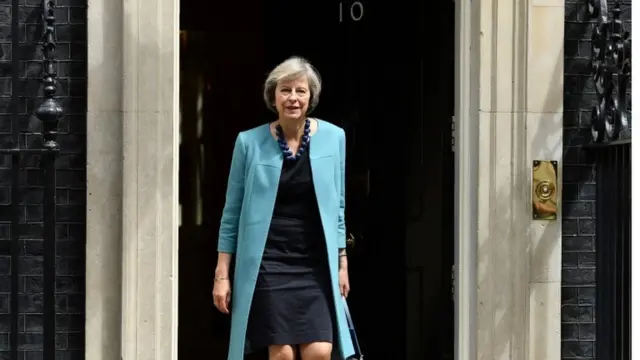 特里莎·梅在唐宁街10号门口