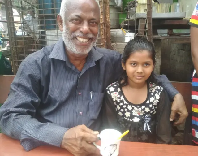 ఓ చిన్నారితో ప్రకాశరావు