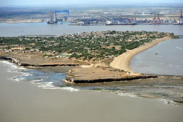 કુલ ૧૨ હજારની વસતિમાંથી શિયાળબેટમાં હાલ અંદાજિત ત્રણ હજાર જેટલા લોકો રહે છે