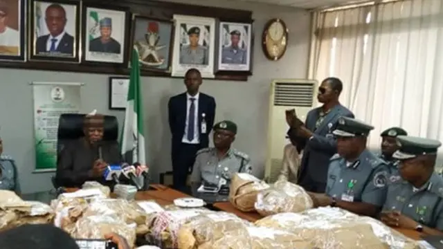 Onyeisi 'Customs' bụ Hameed Ali na-egosi ego ahụ ha jichiri