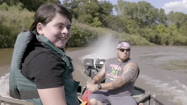 ماثيو ووالده جوان في رحلة لصيد السمك.